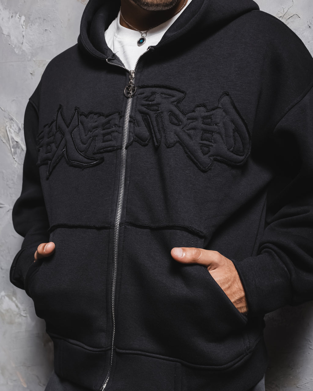 Excentred stitched zipup