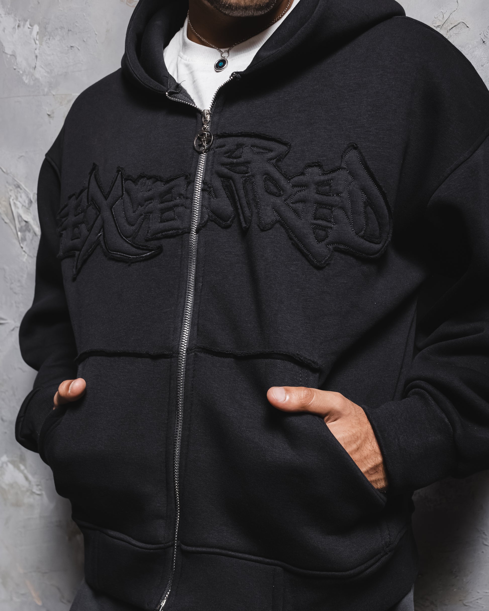 Excentred stitched zipup