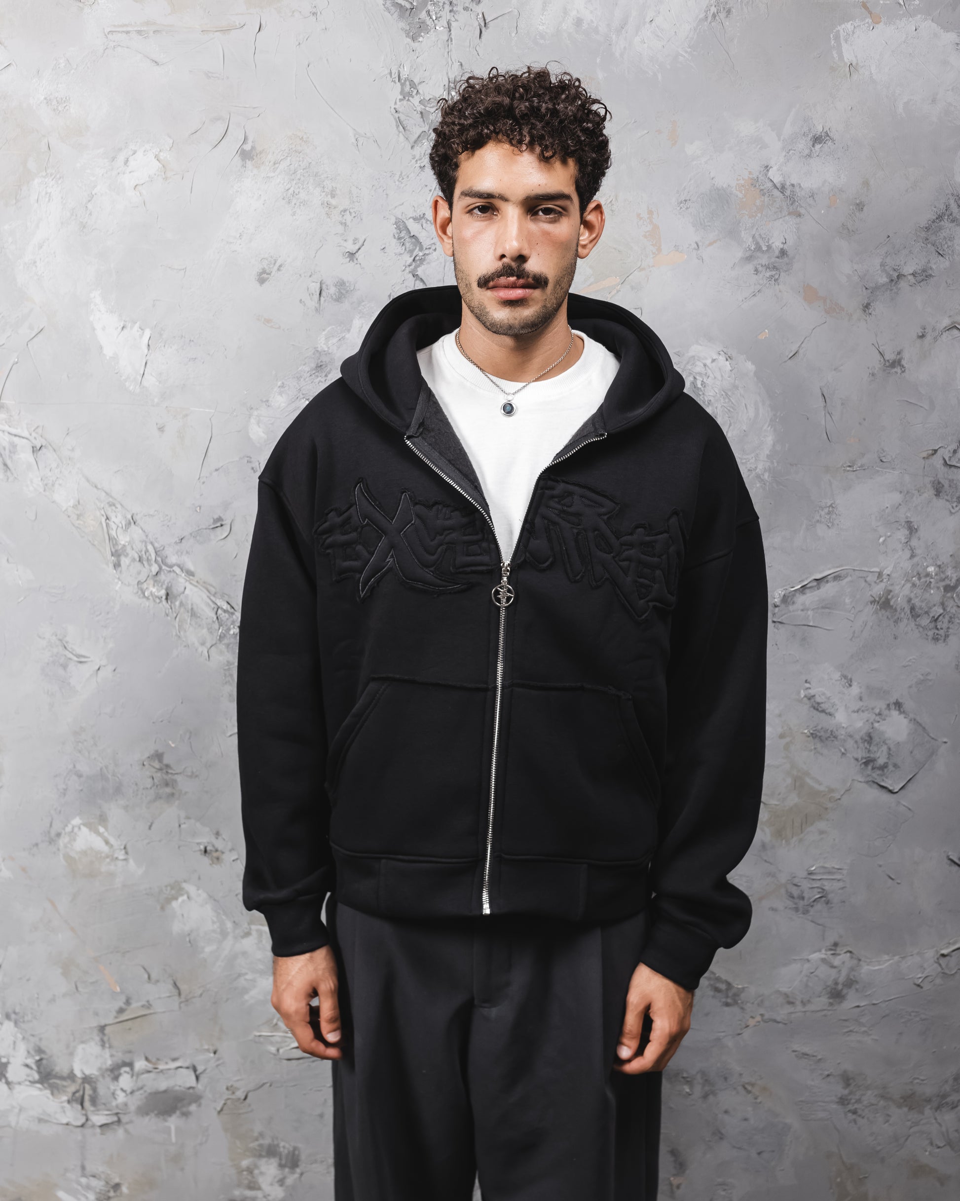 Excentred stitched zipup